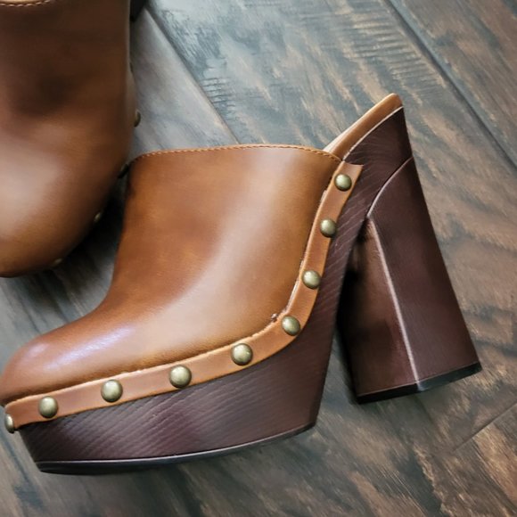 Sandals - Picture 2 of 3